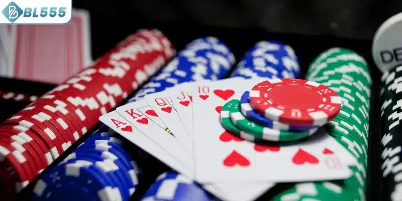 Tìm hiểu ưu nhược điểm poker online và poker truyền thống